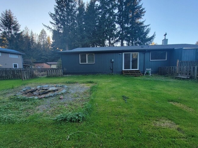 Building Photo - Spacious 3-Bedroom Home with Fenced Yard &...