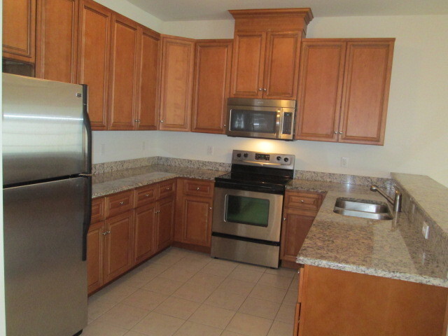 Building Photo - Brick-Front West End 4 Bed, 3 Full Bath To...