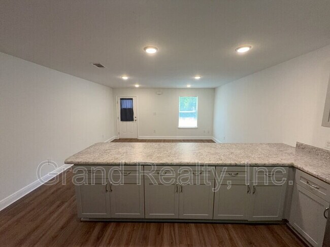 Building Photo - 5098 Bruner St