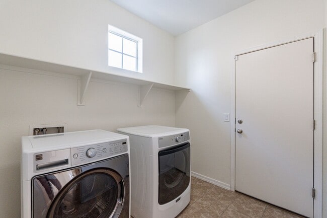 Building Photo - Spacious 4 Bed 2.5 Ba in Gated Community
