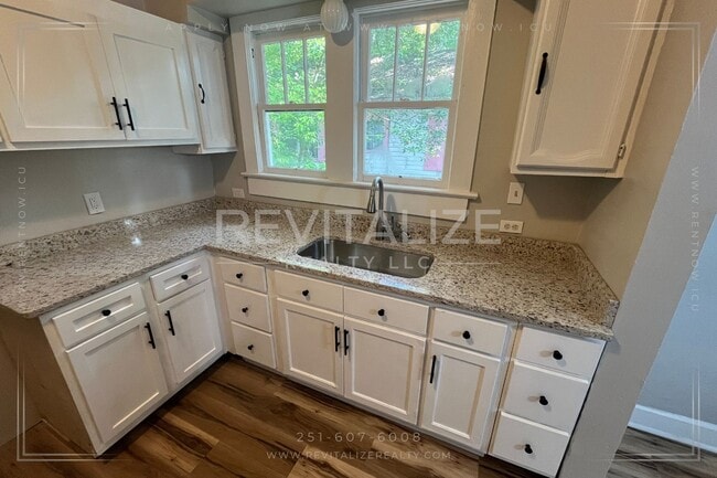 Building Photo - Beautiful Renovated 3 Bedroom/2 Bathroom H...