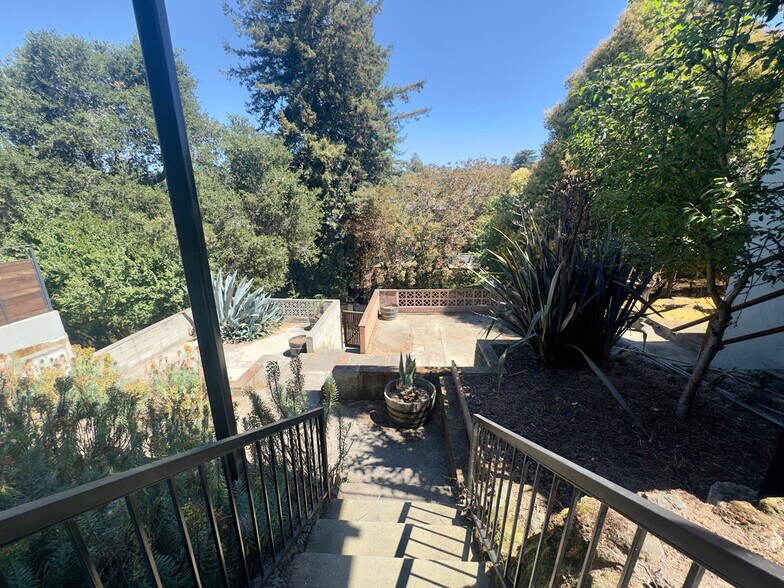 Building Photo - 914 Everett Ave