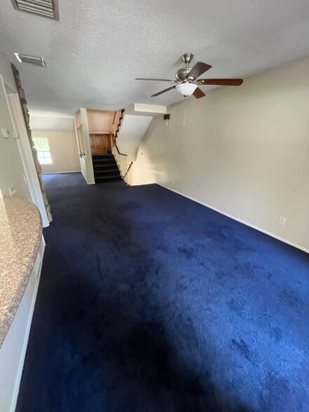 Building Photo - 109 E Rosewood Ct