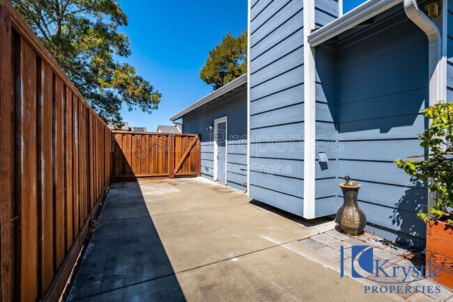 Building Photo - 530 N Regatta Dr