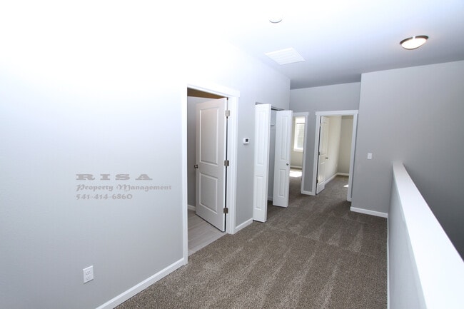Building Photo - 4185 Lancaster Dr NE