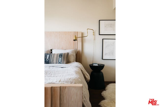 Building Photo - 1811 Edgecliffe Dr