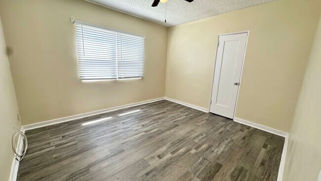 Building Photo - LARGE DOWNSTAIRS ONE BEDROOM ONE BATH!
