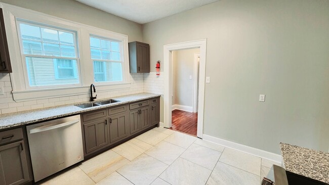 Building Photo - Dupont Duplex