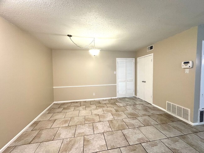 Building Photo - 2300 Nacogdoches Rd