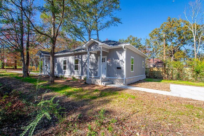 Building Photo - 1523 S Cedar St