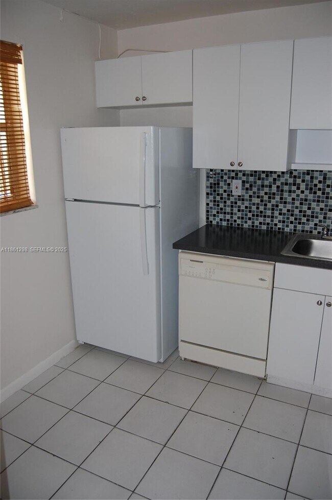 Building Photo - 1334 Collins Ave