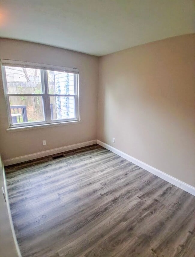 Building Photo - Spacious 3 Bedroom Townhouse for Rent!