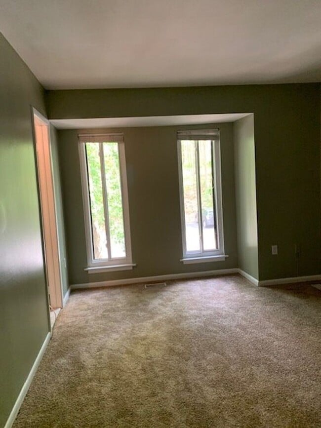 Building Photo - Spacious 3 BR, 2.5 BA townhouse with finis...