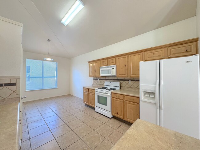 Building Photo - East El Paso 4 bed Refrig A/C!