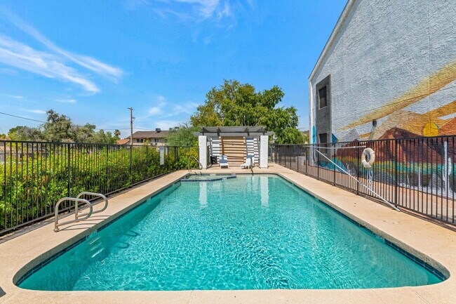 Building Photo - Ground-Floor 1-Bed Condo with Access to Co...