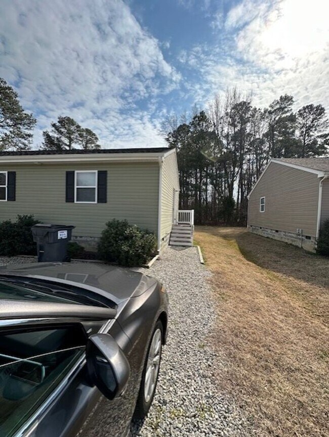 Building Photo - Updated 1 bedroom/1 bath
