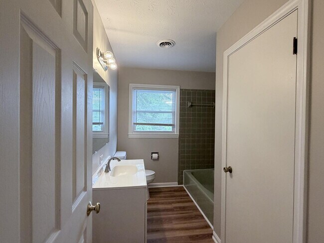 Building Photo - 725 Wildflower Ln