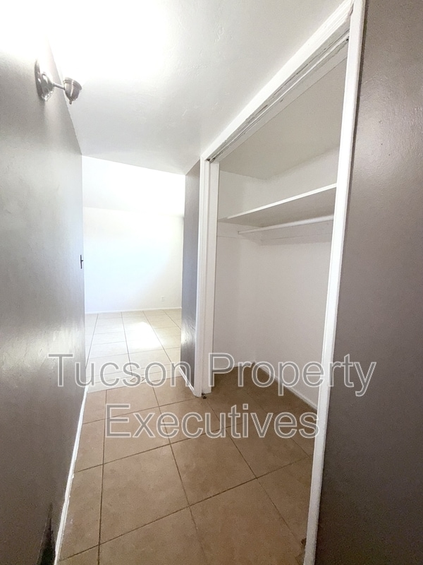 Building Photo - 1646 N Beverly Ave