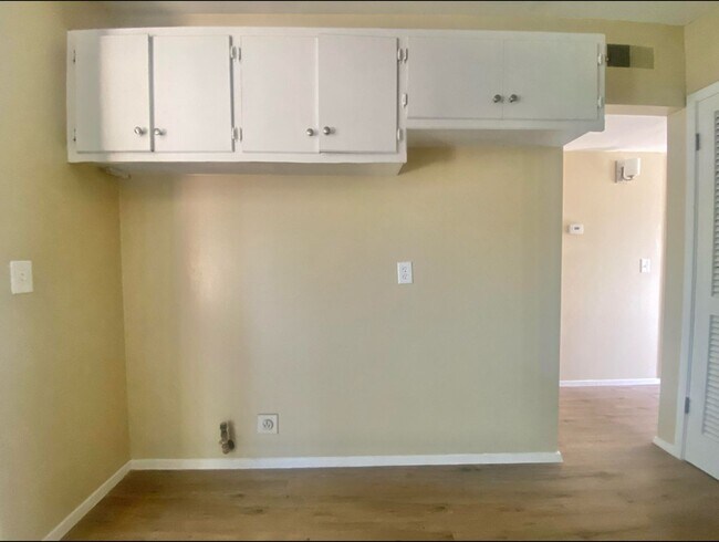 Building Photo - 3 bed 1 bath rental near YMCA now available.