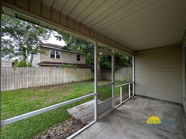 Building Photo - Lovely 3 Bedroom Townhouse in Fort Walton Beach Near both Bases