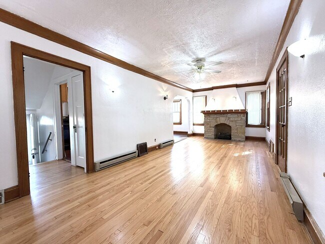 Building Photo - 3-bedroom single family in West Allis - Av...