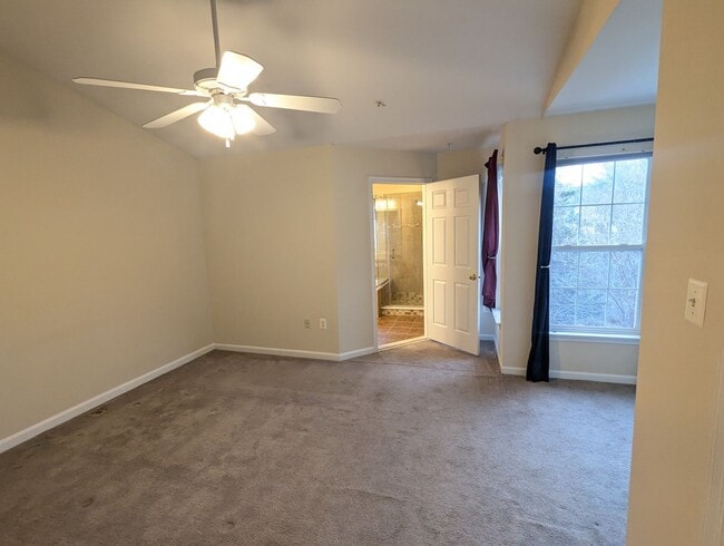 Building Photo - Townhome in *OAKDALE school district* ready for you now!