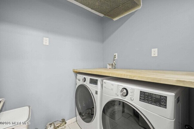 Building Photo - 701 Zlotkin Cir