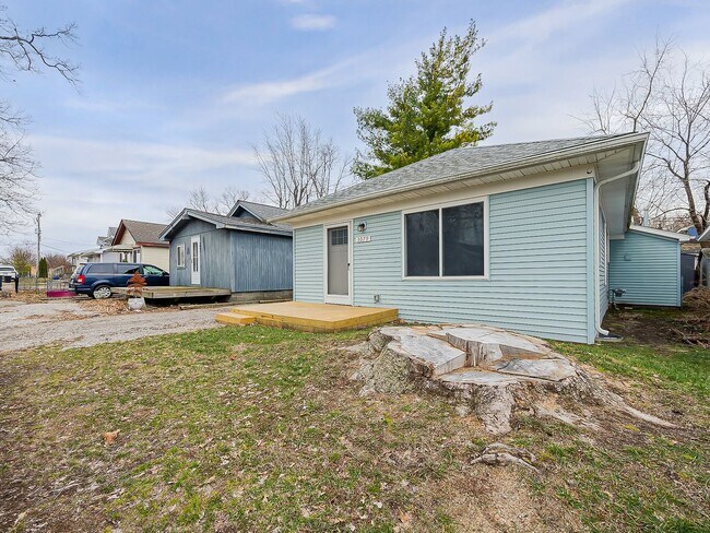 Building Photo - Lake Living at Its Finest in Keego Harbor!