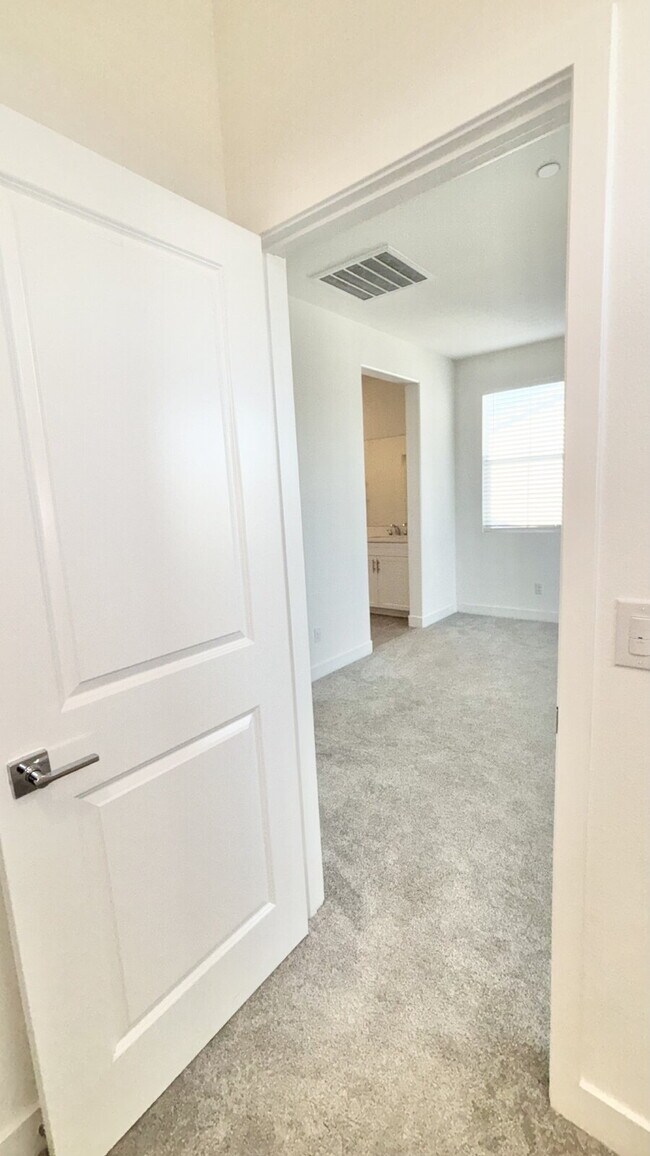 Building Photo - 4 Bedrooms Available University Park