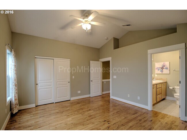 Building Photo - 9325 SW Jasper Dr