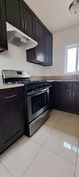 Building Photo - 1340 W 85th St