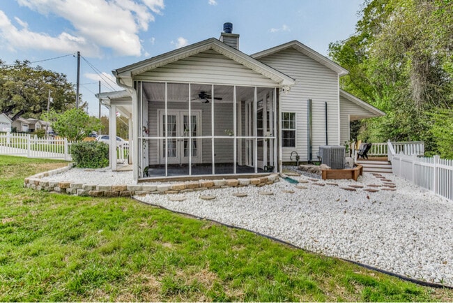 Building Photo - 3420 Riverside Dr
