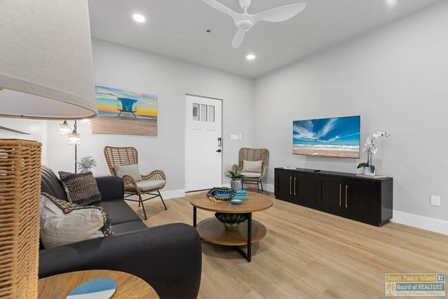 Building Photo - 111 W Sunny Isle Dr