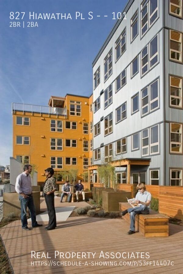 Building Photo - 827 Hiawatha Pl S