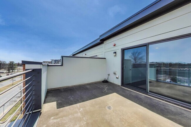 Building Photo - Stunning 3BD/3.5BA luxury 4-level townhouse in Great Location!