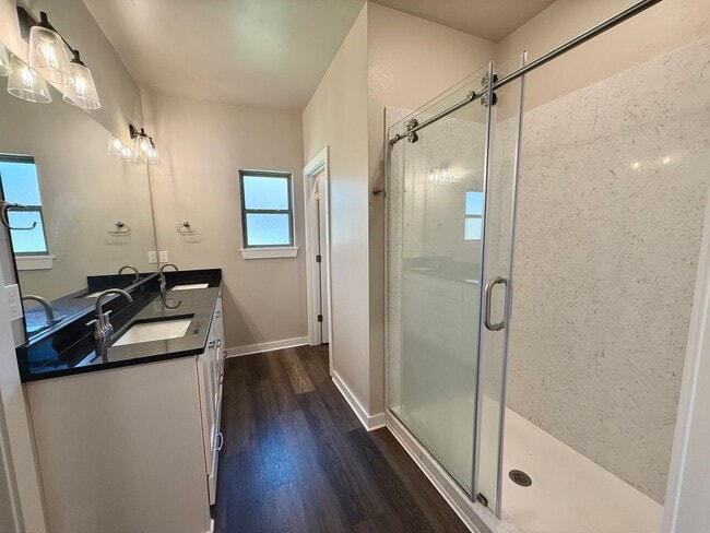 Building Photo - Large 2 Bed, 2 Bath in Beautifully Neighbo...