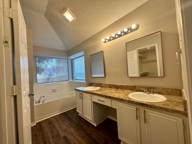 Building Photo - Delightful 3-bedroom, 2-bathroom home with...