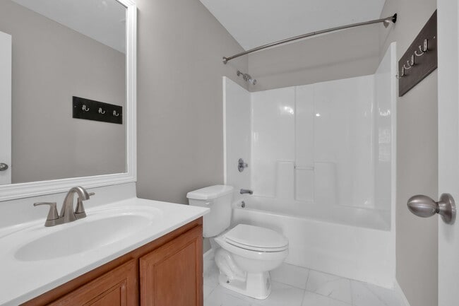 Building Photo - Donelson townhouse, 2 minutes from the lak...
