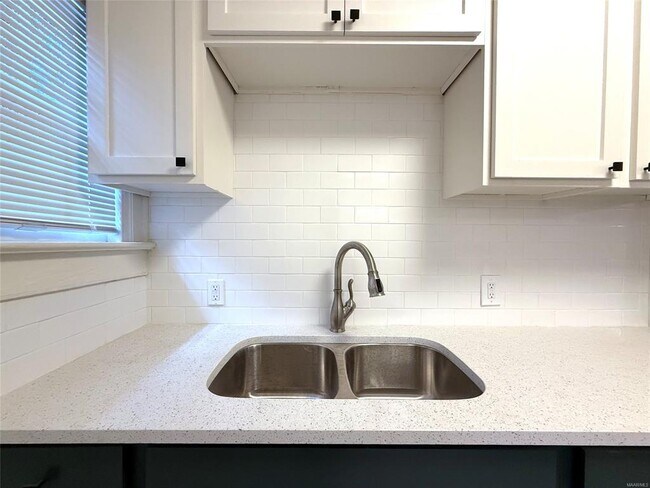 Building Photo - 807 E Edgemont Ave