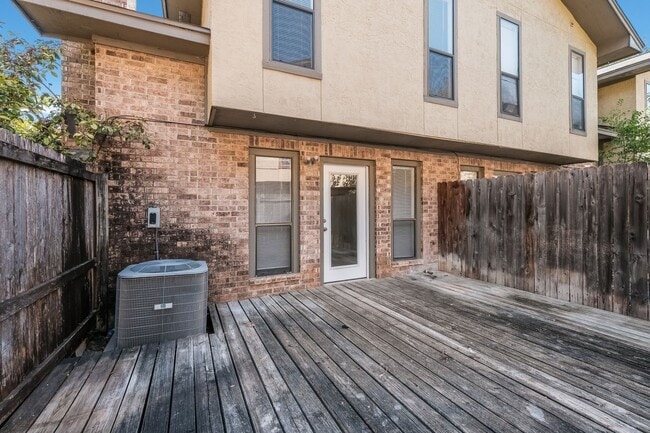 Building Photo - Renovated Condo with Great Location