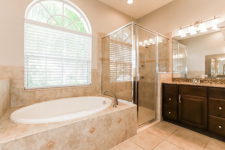 Building Photo - 8229 Santa Rosa Ct