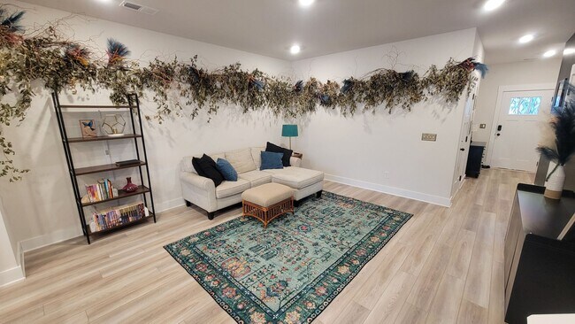 Building Photo - 3 Bed, 2.5 Bath Townhome Available in Greenville