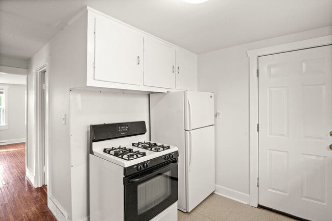 Building Photo - 827 E Wilson St