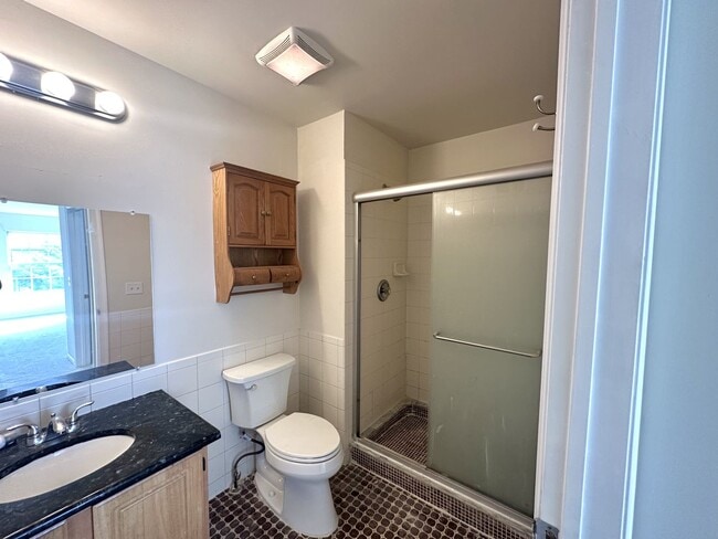 Building Photo - 3 bedrooms, 2.5 bathrooms