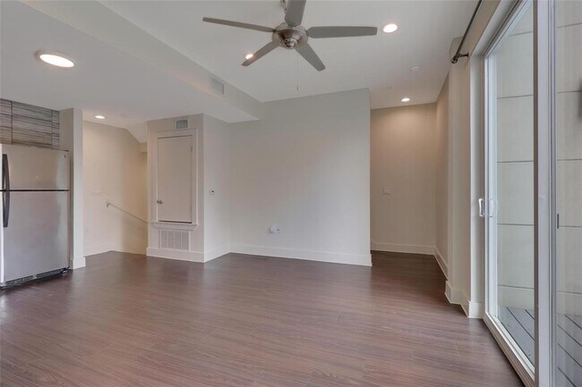 Building Photo - 604 N Bluff Dr