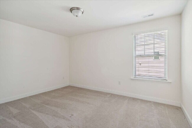 Building Photo - 130 Silent Brk Trl