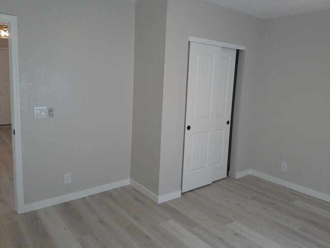 Building Photo - Long Term Duplex rental