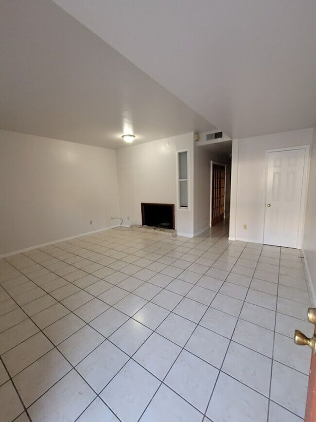 Building Photo - Orange Tree - West Campus- Beautiful 2 Bed...