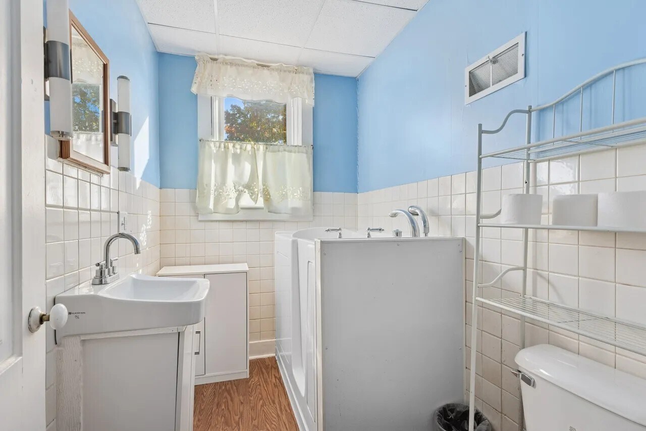 bath - 130 Seymour St