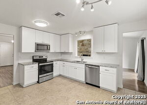 Building Photo - 4602 Oak Climb